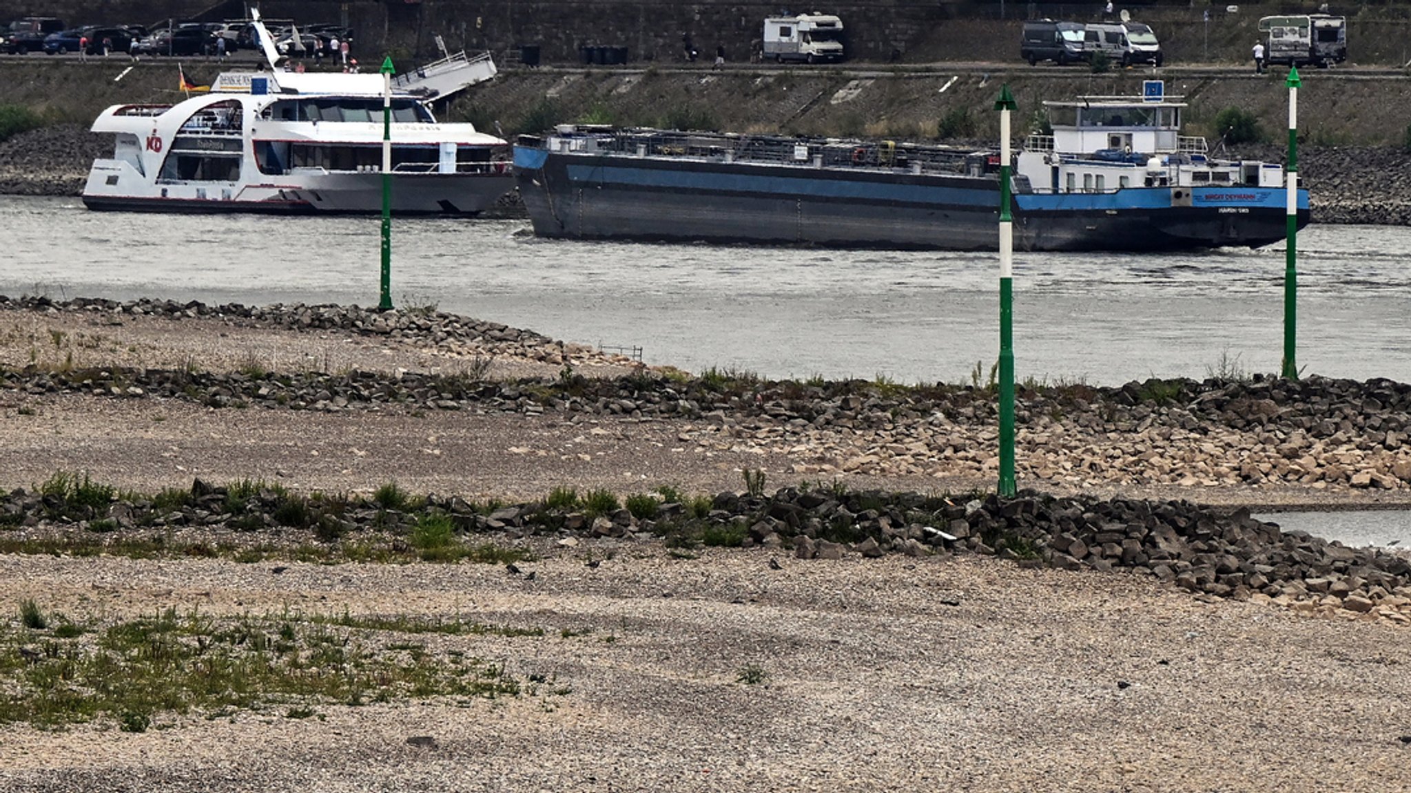 Ein Schiffe auf dem Rhein, bei niedrigem Pegelstand.