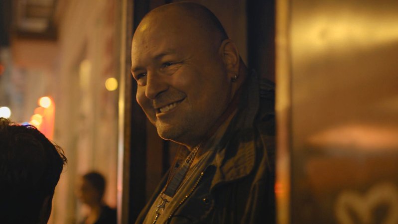 Lächelnder Exzess-Verwalter: einer der Türsteher aus David Dietls "Berlin Bouncer" Filmszene)