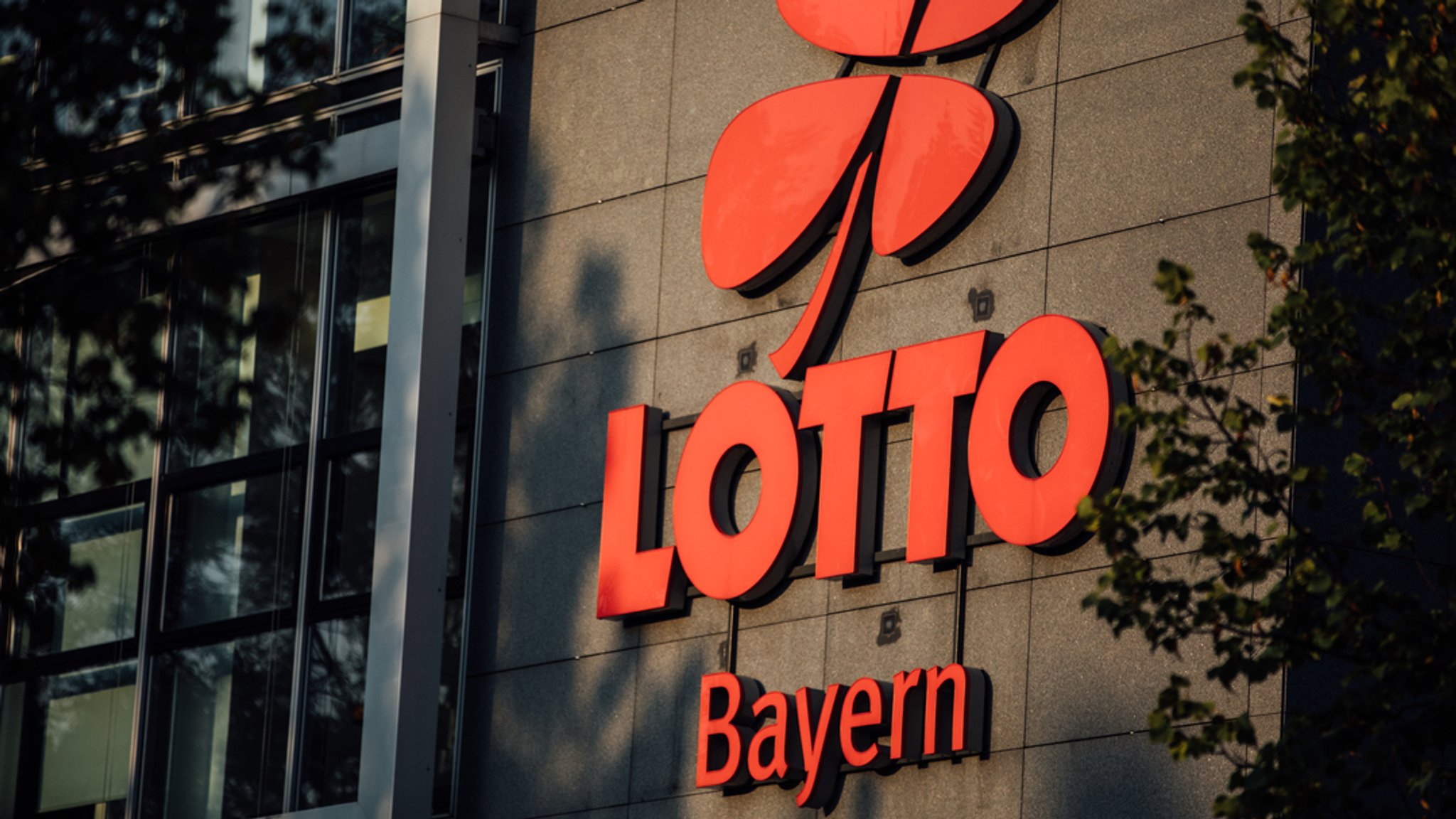 Das "Lotto Bayern"-Logo auf einer Hauswand.