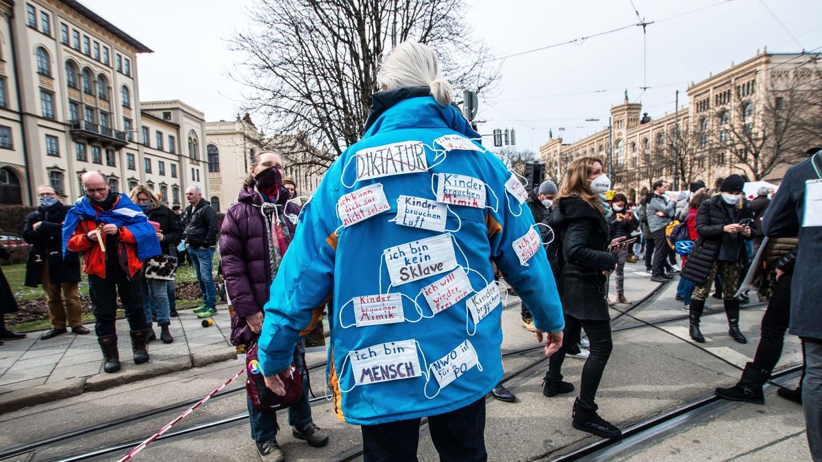 Verfassungsschutz In Bayern Nimmt Querdenker Ins Visier Br24