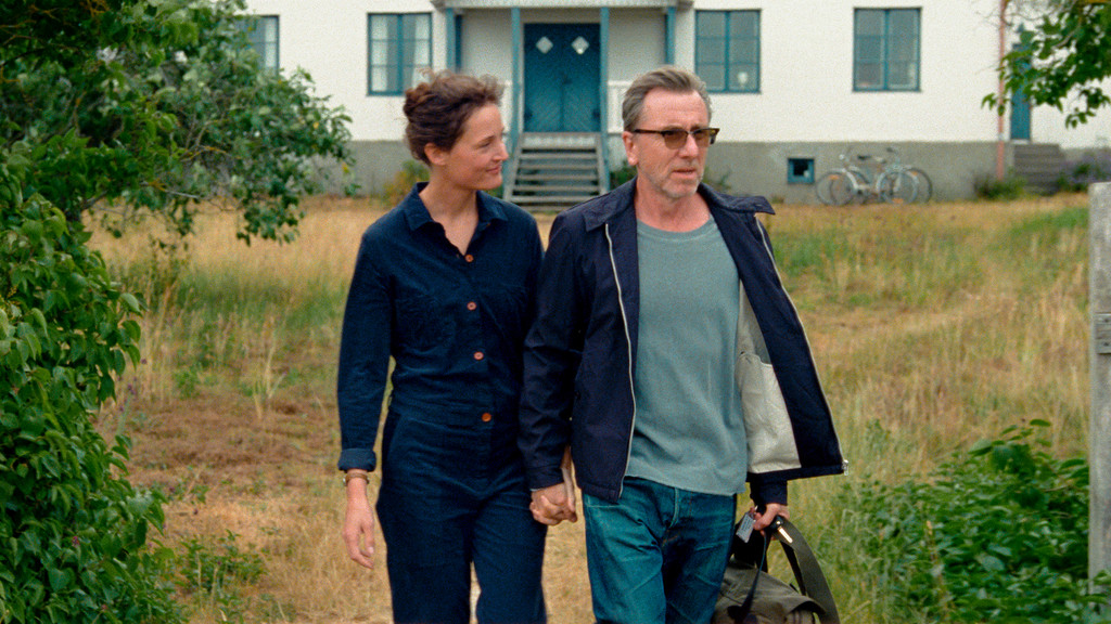 Ein Urlaub an cineastisch traditionsreichem Orte stellt ihre Beziehung auf die Probe: Vicky Krieps und Tim Roth in "Bergman Island" (Filmszene).