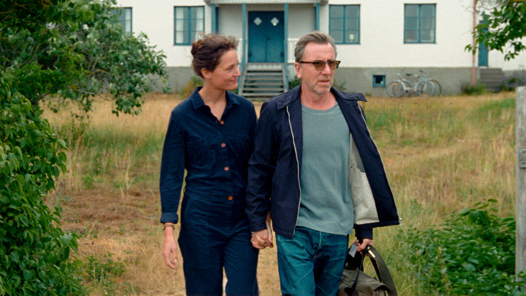 Ein Urlaub an cineastisch traditionsreichem Orte stellt ihre Beziehung auf die Probe: Vicky Krieps und Tim Roth in "Bergman Island" (Filmszene). | Bild: Weltkino Ein Urlaub an cineastisch traditionsreichem Orte stellt ihre Beziehung auf die Probe: Vicky Krieps und Tim Roth in "Bergman Island" (Filmszene).