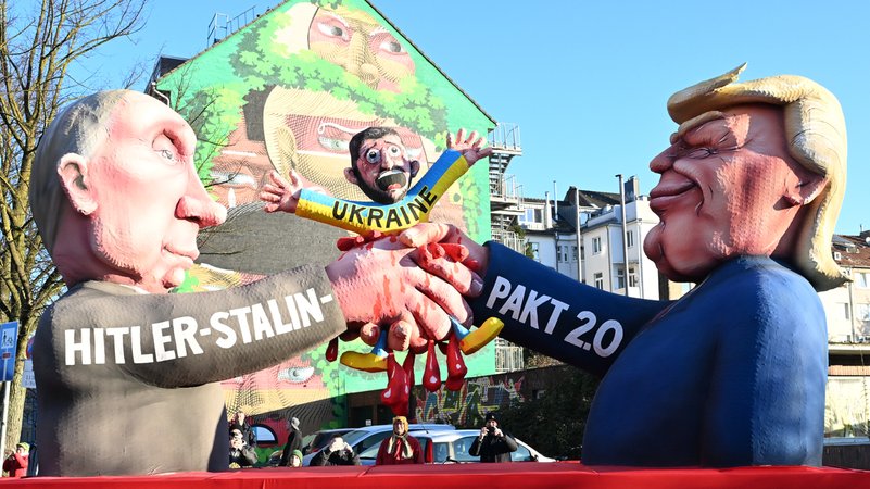 Rosenmontagswagen in Düsseldorf | Bild: picture alliance/dpa | Federico Gambarini Rosenmontagswagen in Düsseldorf