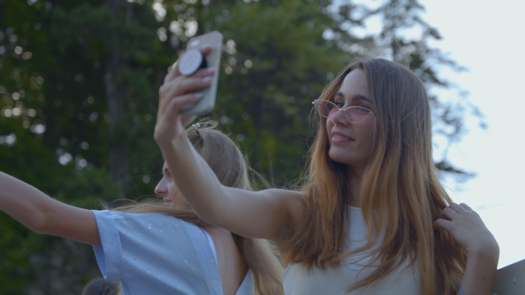 Zwei junge Frauen machen ein Selfie