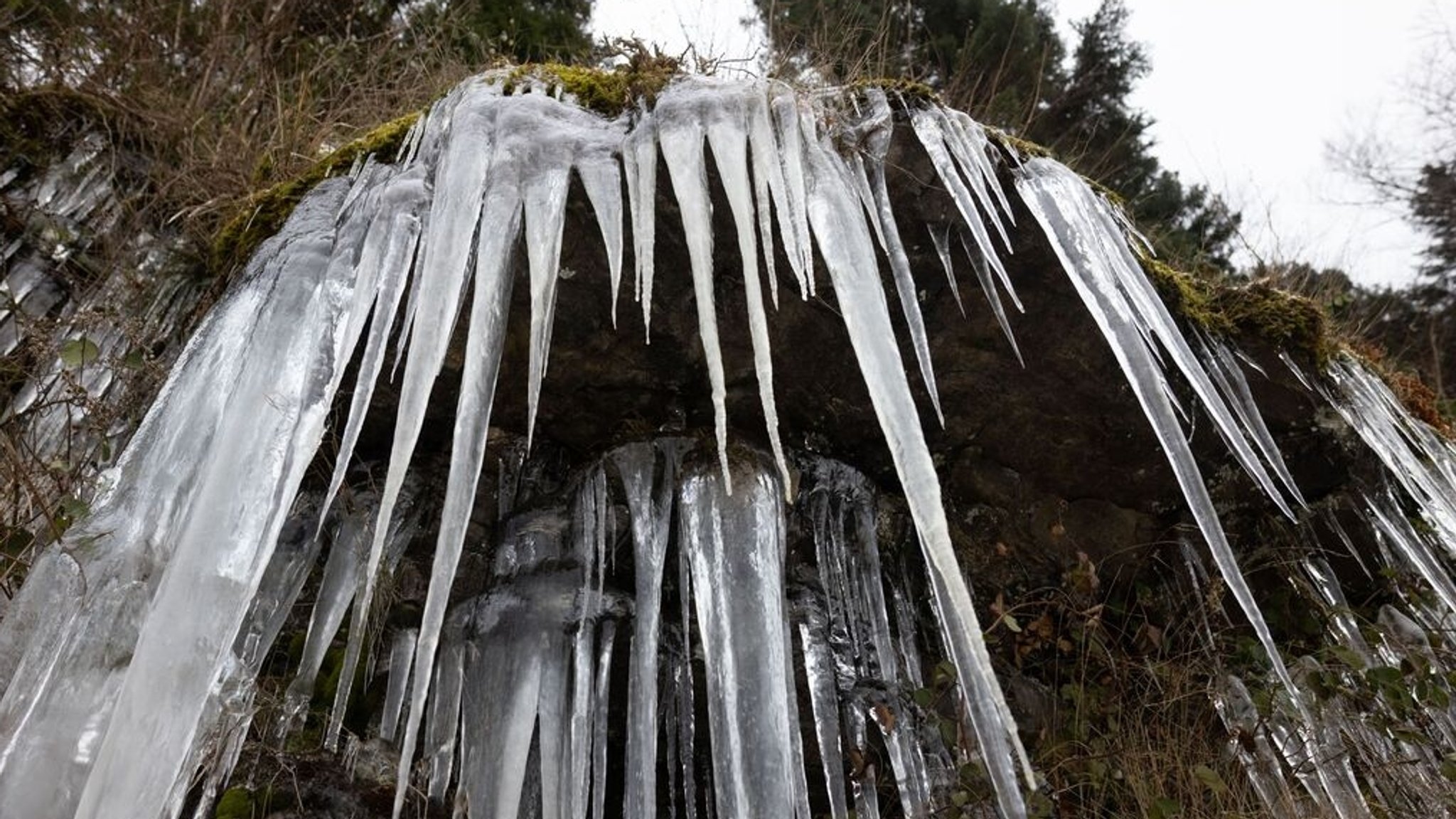 Sechsjähriges Kind unter Eiszapfen begraben und schwer verletzt