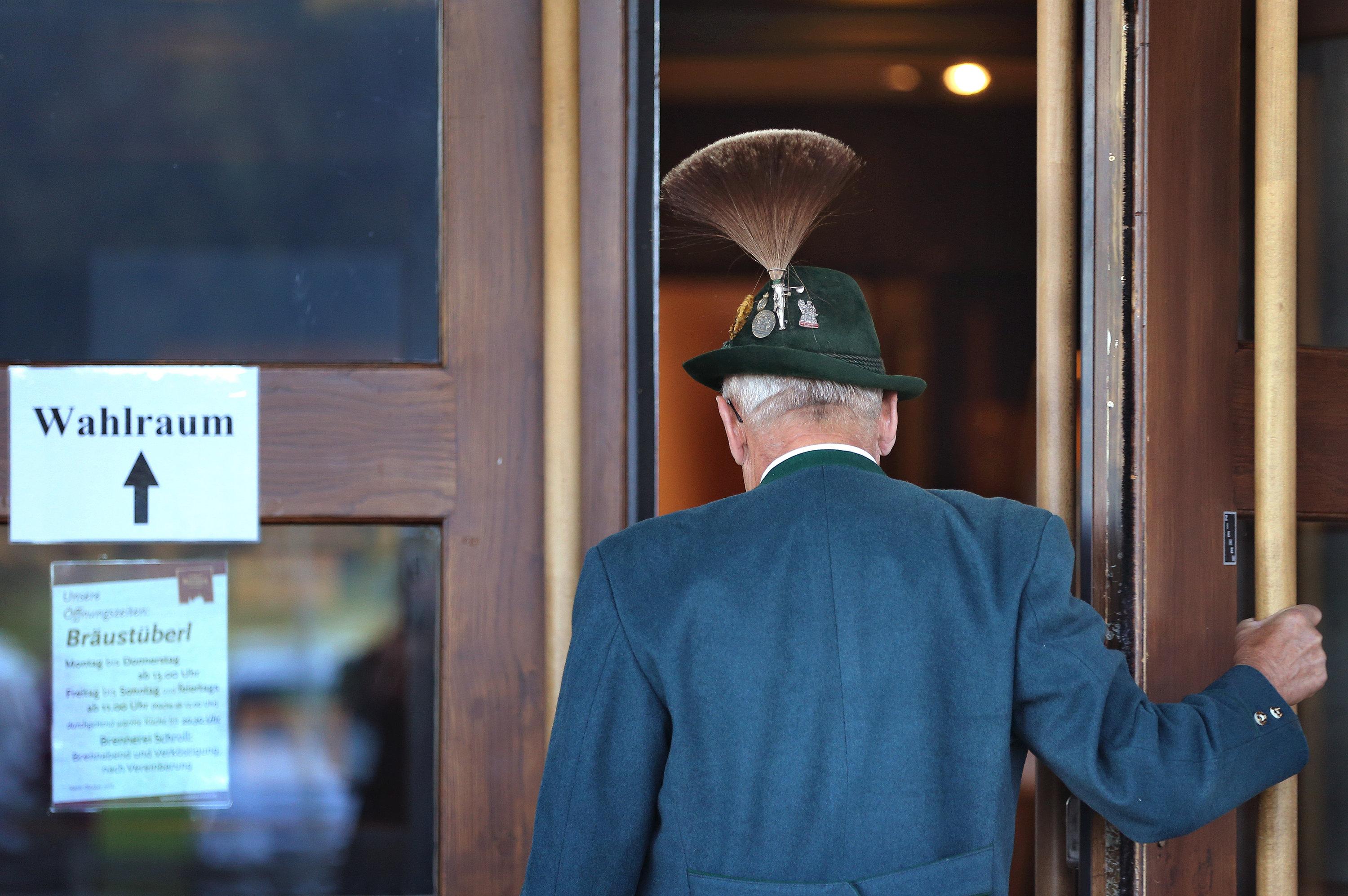Ein Mann geht 2018 in ein Wahllokal in Bayern - zur damaligen Landtagswahl.