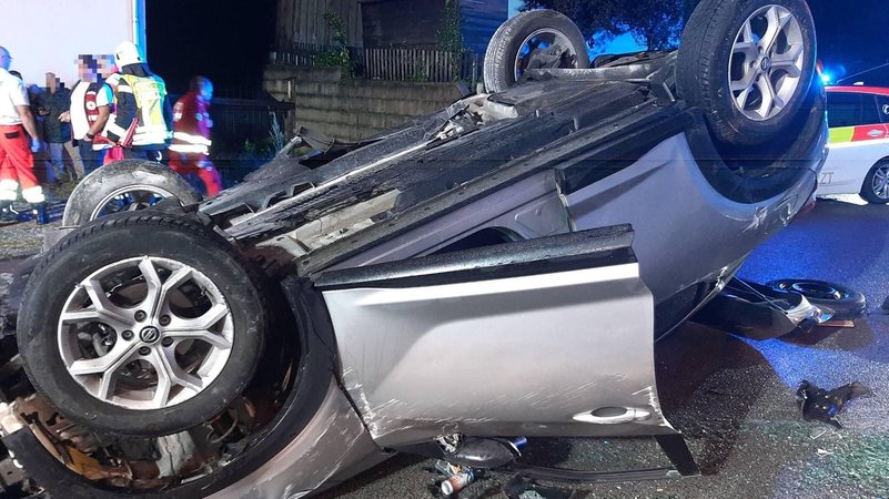 Das Auto des mutmaßlichen Täters hat sich überschlagen | Bild: Bundespolizei Passau Das Auto des mutmaßlichen Täters hat sich überschlagen