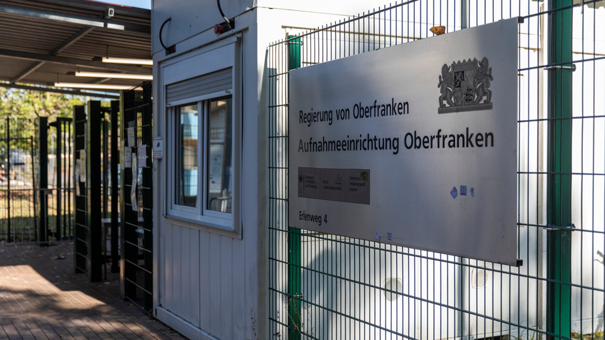 Der Eingangsbereich des Bamberger Ankerzentrums. | Bild: BR/Raphael Kast Der Eingangsbereich des Bamberger Ankerzentrums.