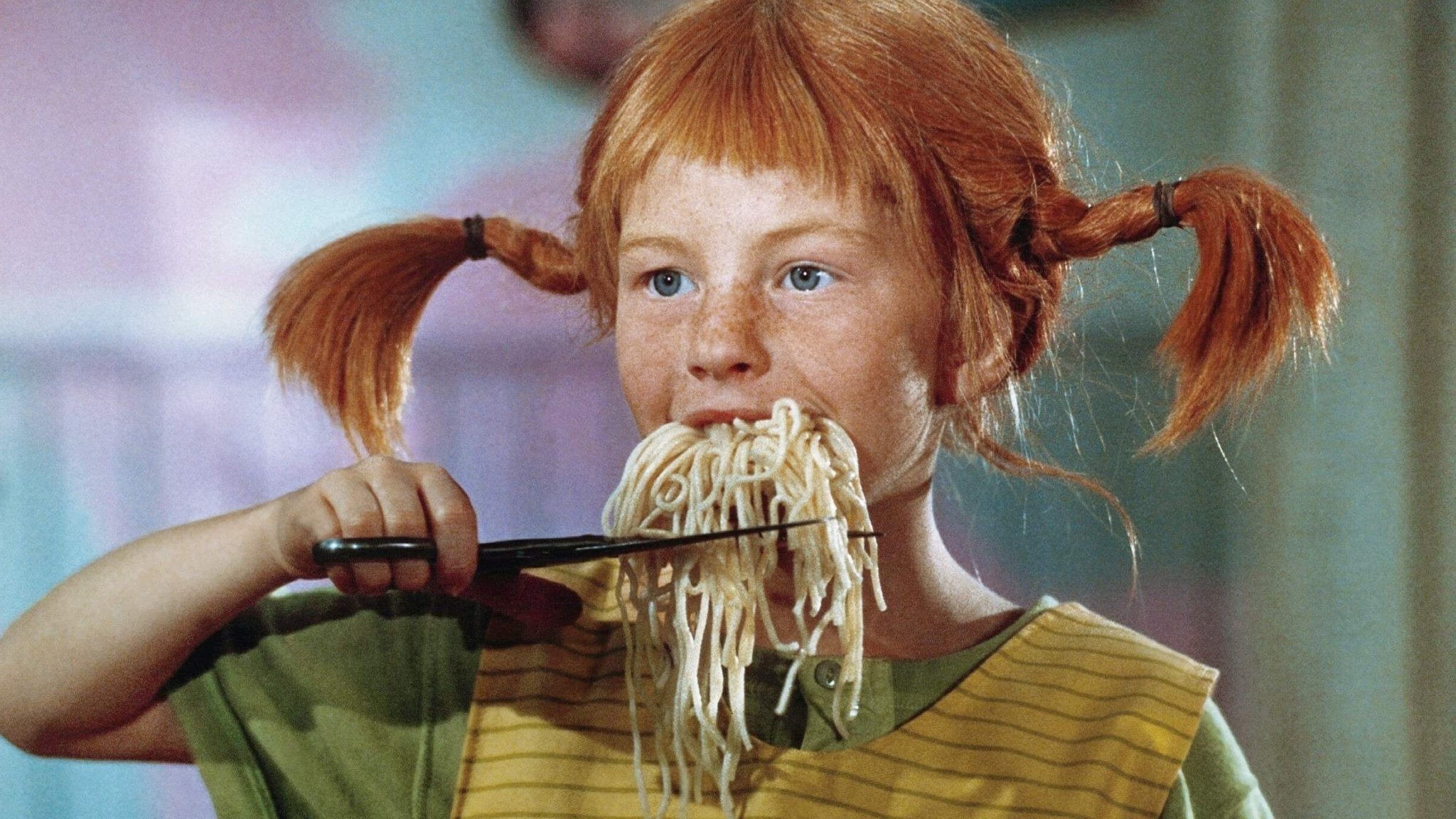 Inger Nilsson als Pippi Schneidet Spaghetti aus dem Mund mit der Schere ab (Szene aus dem Film "Pippi in Taka-Tuka-Land", S/BRD 1970)