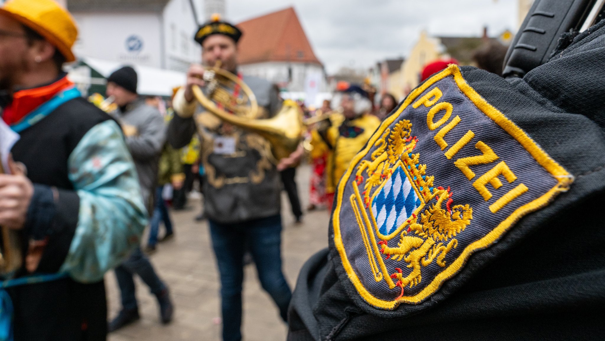 Falsche Frau geküsst? Mann schlägt Schwiegertochter Zähne aus