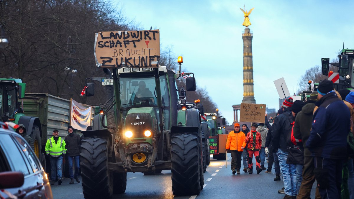 Berlin, 15.01.24: Zahlreiche Traktoren, Lastwagen und Autos stehen auf der Straße des 17. Juni. 