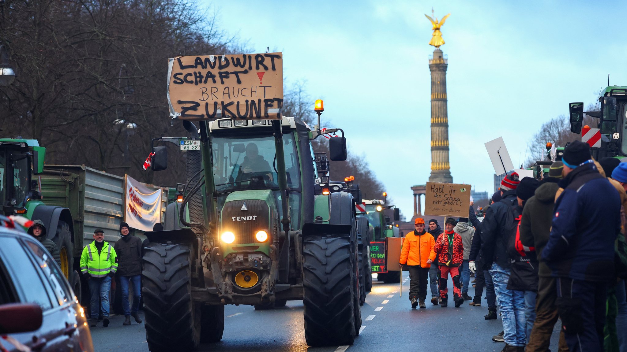 Berlin, 15.01.24: Zahlreiche Traktoren, Lastwagen und Autos stehen auf der Straße des 17. Juni. 