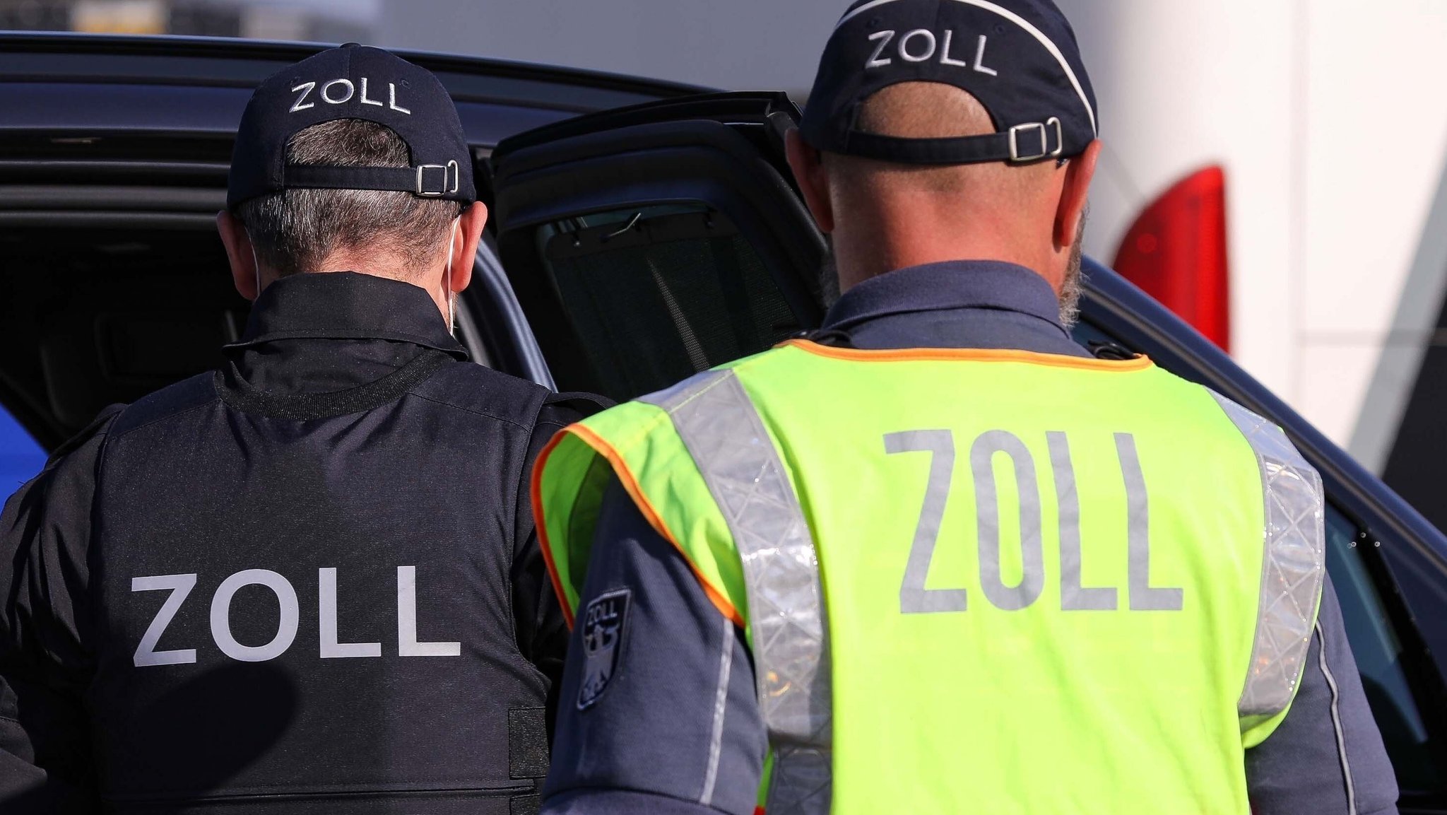 Zollbeamte bei einer Razzia