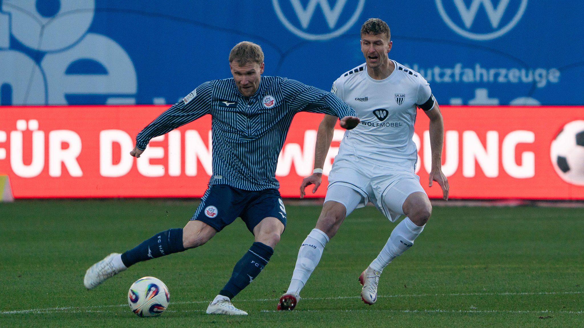 Andreas Voglsammer (FC Hansa Rostock) im Duell gegen Thomas Meißner (1. FC Schweinfurt 05)