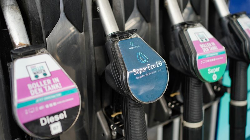 Ein Zapfhahn mit der Aufschrift „Super Eco 20“ steht an einer Tankstelle. | Bild: picture alliance/dpa | Uwe Anspach Ein Zapfhahn mit der Aufschrift „Super Eco 20“ steht an einer Tankstelle.