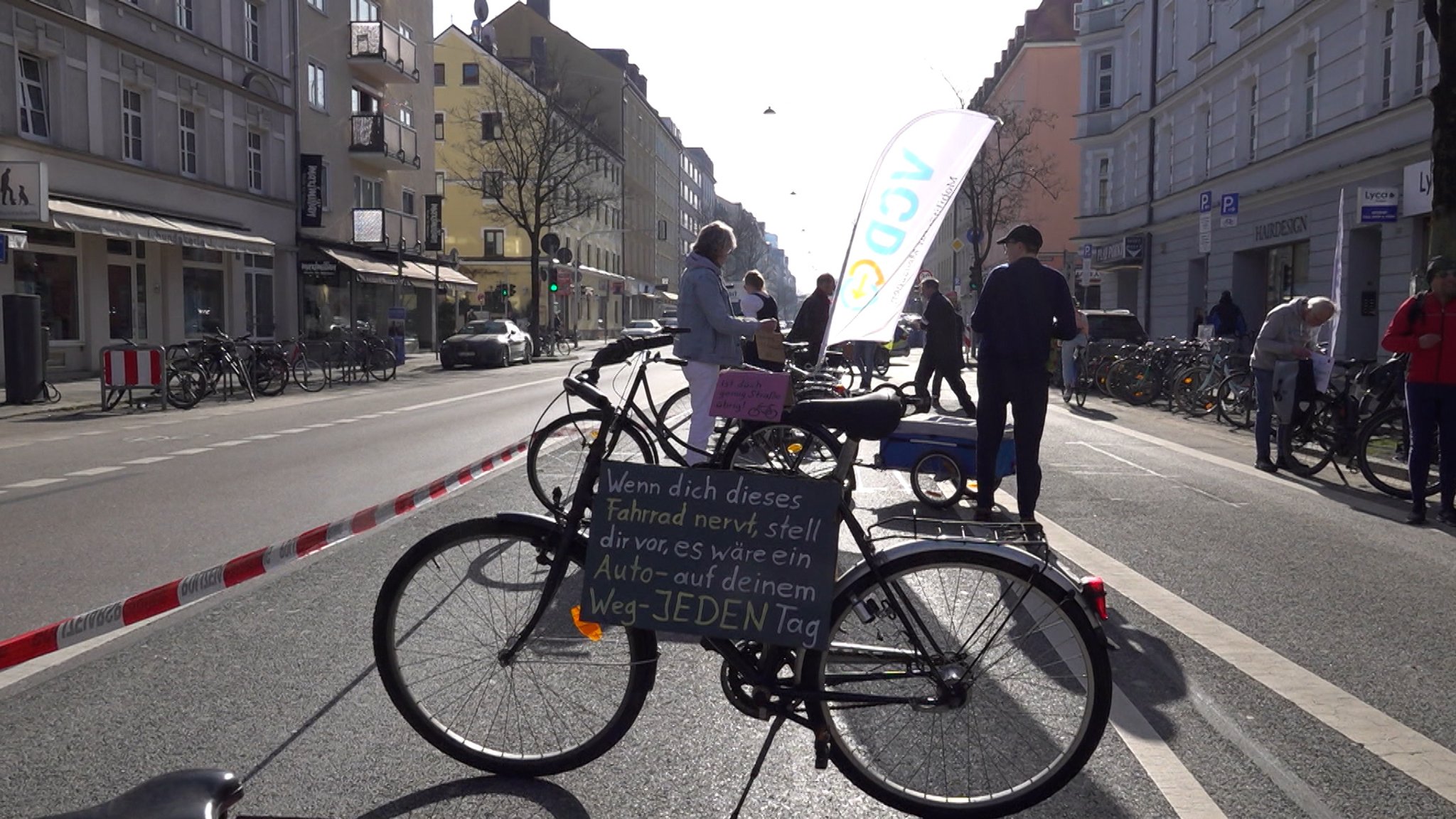 Fahrradfahrer stehen quer auf der Fahrbahn