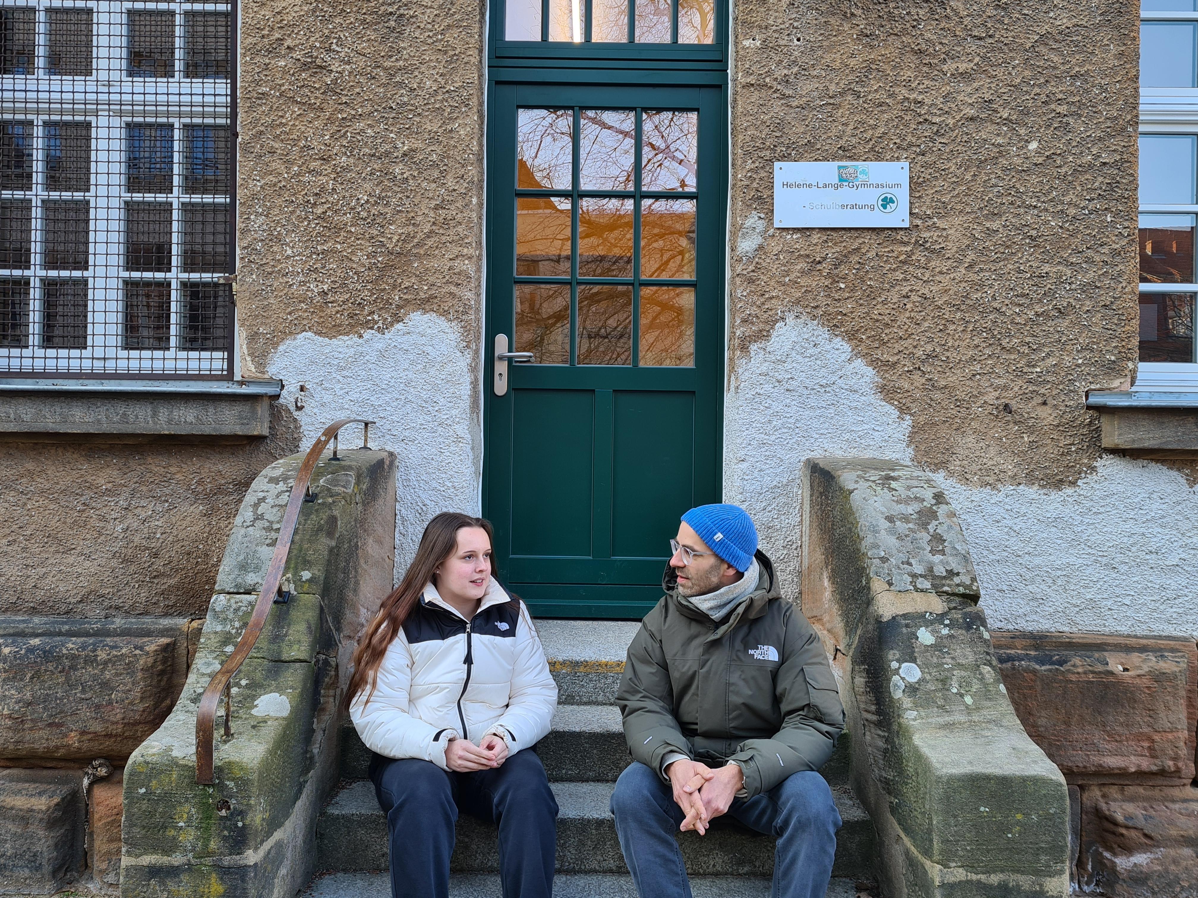 Lilly Bertram und Nico Löwinger vor einer Station des Audiowalks.