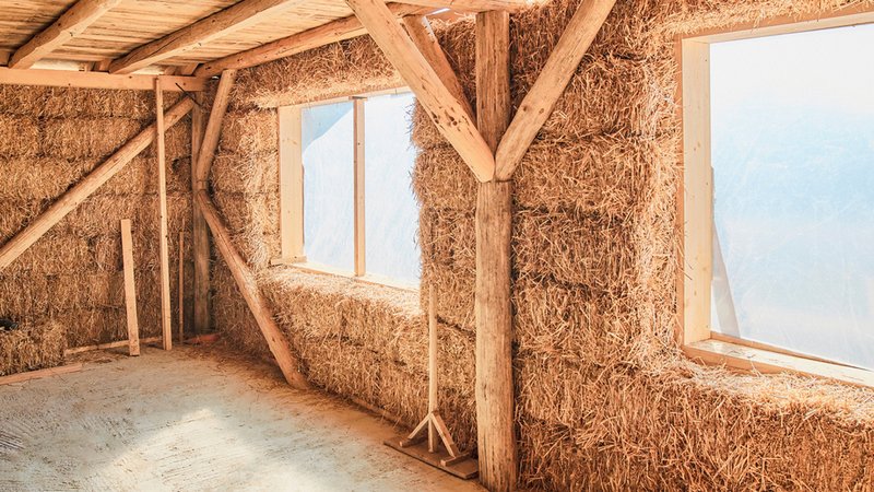 Holzstrohhaus | Bild: stock.adobe.com/Karanov images Holzstrohhaus