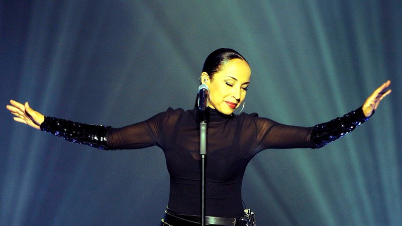 (Archivbild) Die Sängerin Sade während eines Konzerts im Jahr 2011. | Bild: picture alliance / dpa | Walter Bieri (Archivbild) Die Sängerin Sade während eines Konzerts im Jahr 2011.