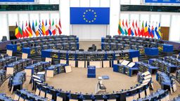 Der Plenarsaal, das sogenannte Parlamentarium Simone Veil, benannt nach der ersten Präsidentin des Europäischen Parlaments in Straßburg, Frankreich. | Bild:picture alliance/SULUPRESS.DE/Marc Vorwerk/SULUPRESS.DE