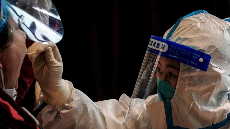 Corona-Testungen in Wuhan, China | Bild: picture alliance / ASSOCIATED PRESS | Andy Wong Corona-Testungen in Wuhan, China