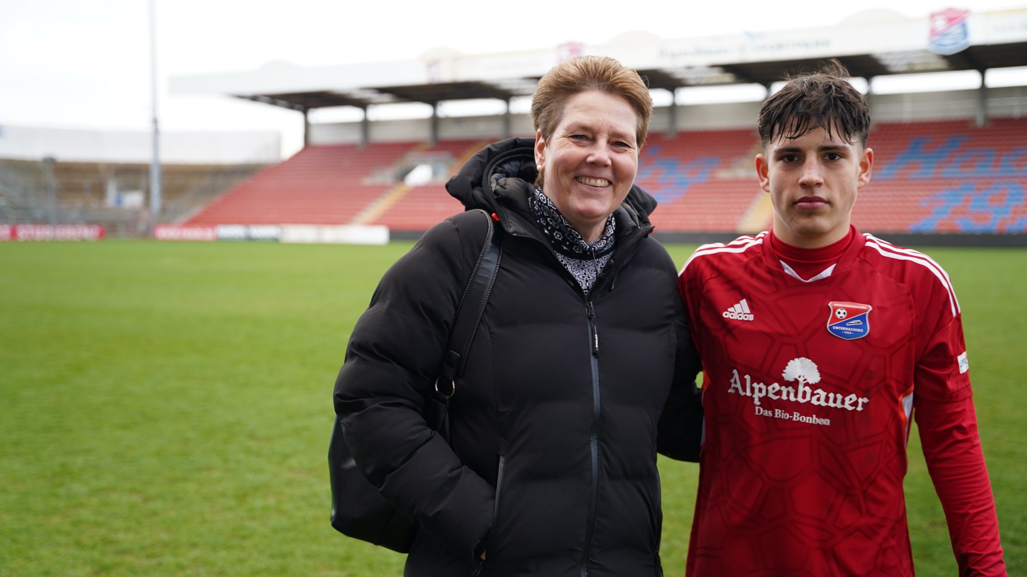 Mutter Claudia Porwik mit Sohn Alex am Fußballplatz