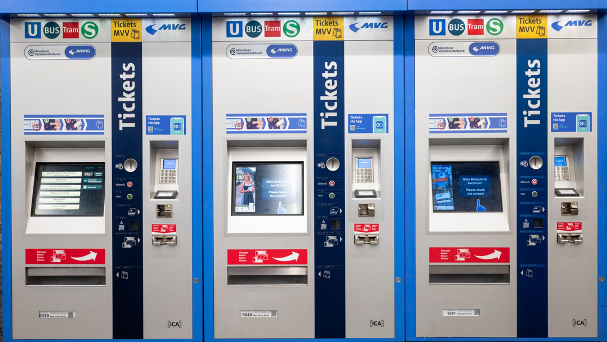 Drei Ticketautomaten des MVV stehen am Eingang zu einer U-Bahn-Station in München. | Bild: dpa-Bildfunk/Peter Kneffel Drei Ticketautomaten des MVV stehen am Eingang zu einer U-Bahn-Station in München.
