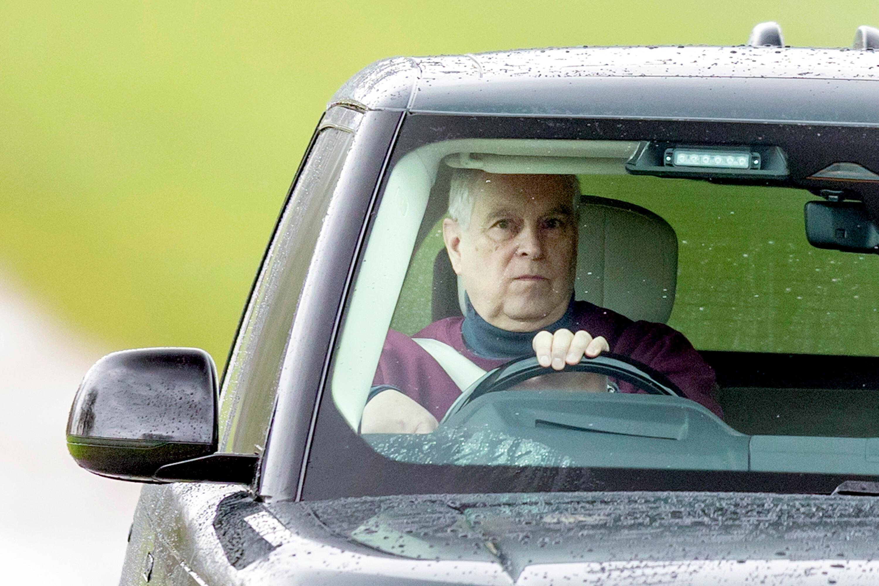 Ex-Prinz Andrew fährt am 2.2.2026 in einem Range Rover auf dem "Long Walk" von Schloss WIndsor