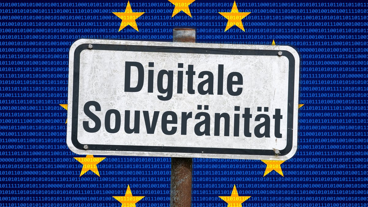 Symbolbild: Schild mit der Aufschrift "Digitale Souveränität" vor stilisierter EU-Flagge