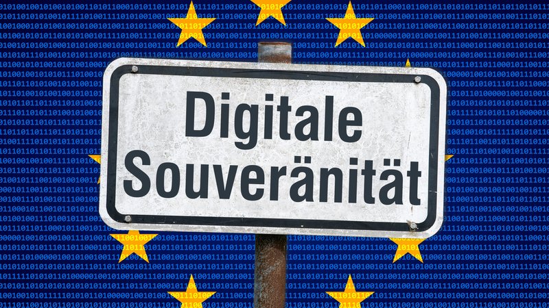 Symbolbild: Schild mit der Aufschrift "Digitale Souveränität" vor stilisierter EU-Flagge | Bild: picture alliance / SULUPRESS.DE | Torsten Sukrow / SULUPRESS.DE Symbolbild: Schild mit der Aufschrift "Digitale Souveränität" vor stilisierter EU-Flagge