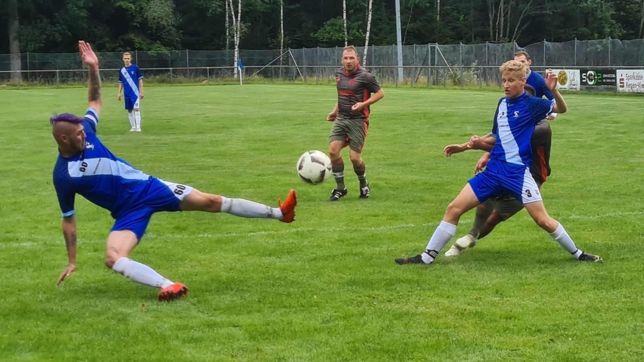 Fußballer auf einem Spielfeld