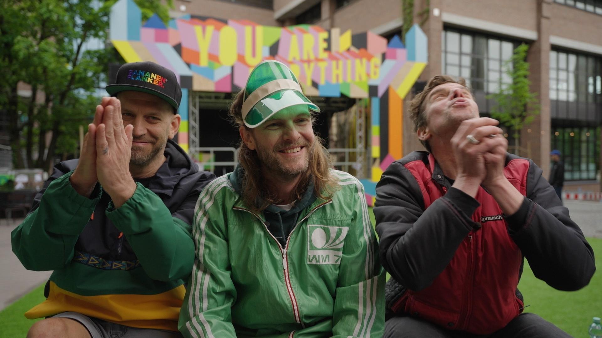 Die drei Musiker der Sportfreunde Stiller vor dem Münchner Kulturzentrum "Fat Cat"