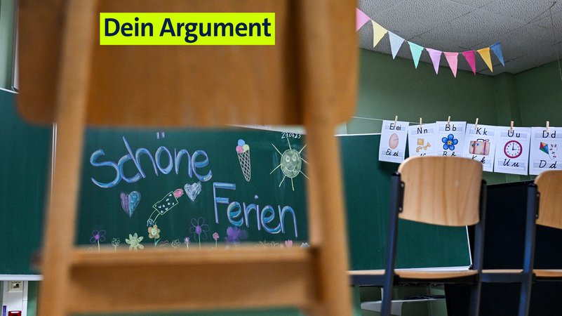 "Schöne Ferien" steht auf einer Schultafel in einem Klassenzimmer geschrieben. Daneben sind Blumen, Herzen, Schmetterlinge, eine Sonne und eine Eistüte gemalt. Die Stühle im Klassenzimmer stehen auf den Tischen. An der Wand hängen Zettel, mit deren Hilfe Kinder die Buchstaben lernen und verinnerlichen sollen. | Bild: picture alliance/dpa | Jens Kalaene "Schöne Ferien" steht auf einer Schultafel in einem Klassenzimmer geschrieben. Daneben sind Blumen, Herzen, Schmetterlinge, eine Sonne und eine Eistüte gemalt. Die Stühle im Klassenzimmer stehen auf den Tischen. An der Wand hängen Zettel, mit deren Hilfe Kinder die Buchstaben lernen und verinnerlichen sollen.