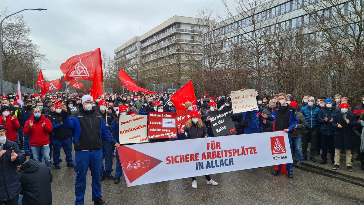 Kundgebung der IG Metall vor dem Werkstor des Rüstungskonzerns Krauss-Maffei Wegmann