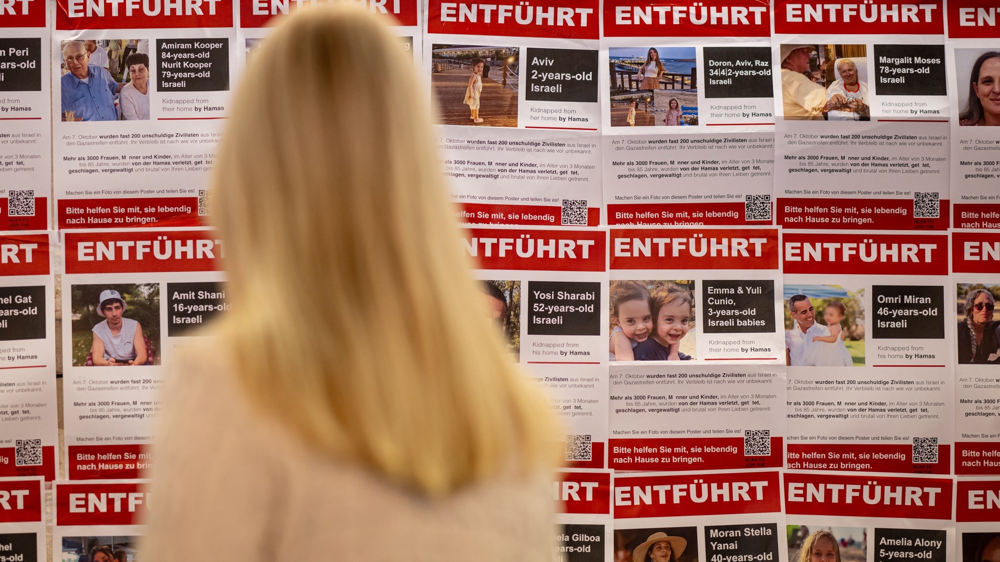 Plakate von Gaza-Geiseln hängen in Berlin.