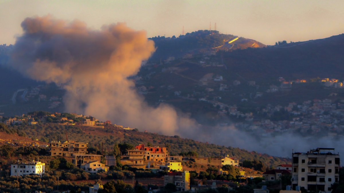 Aus dem libanesischen Dorf Kfarkela an der Südgrenze steigt starker Rauch auf, nachdem es von israelischen Granaten beschossen wurde.