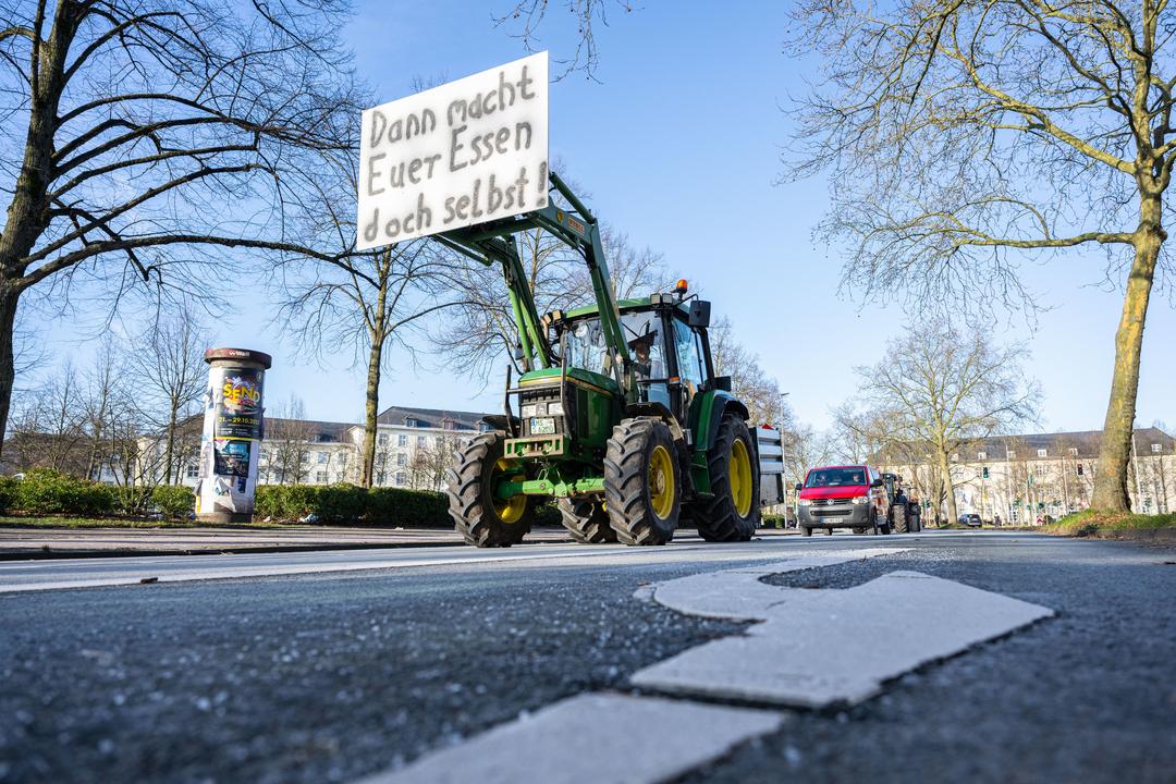 Ein Landwirt hat am Montag an der Bauern-Demo mit seinem Traktor in Münster teilgenommen.