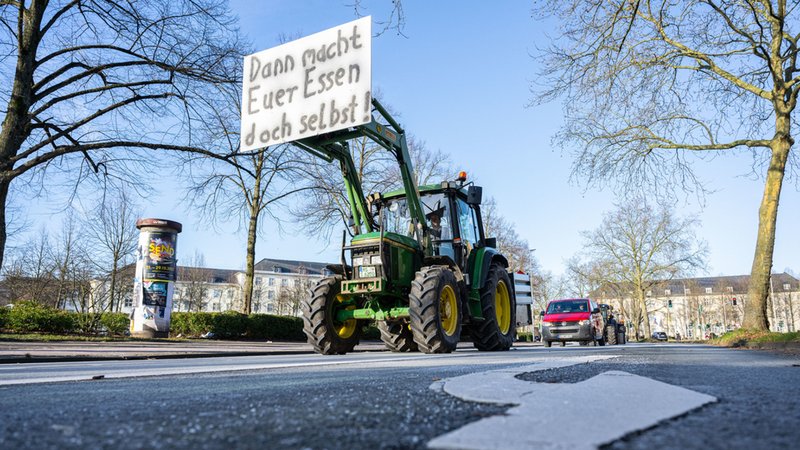 Ein Landwirt hat am Montag an der Bauern-Demo mit seinem Traktor in Münster teilgenommen.