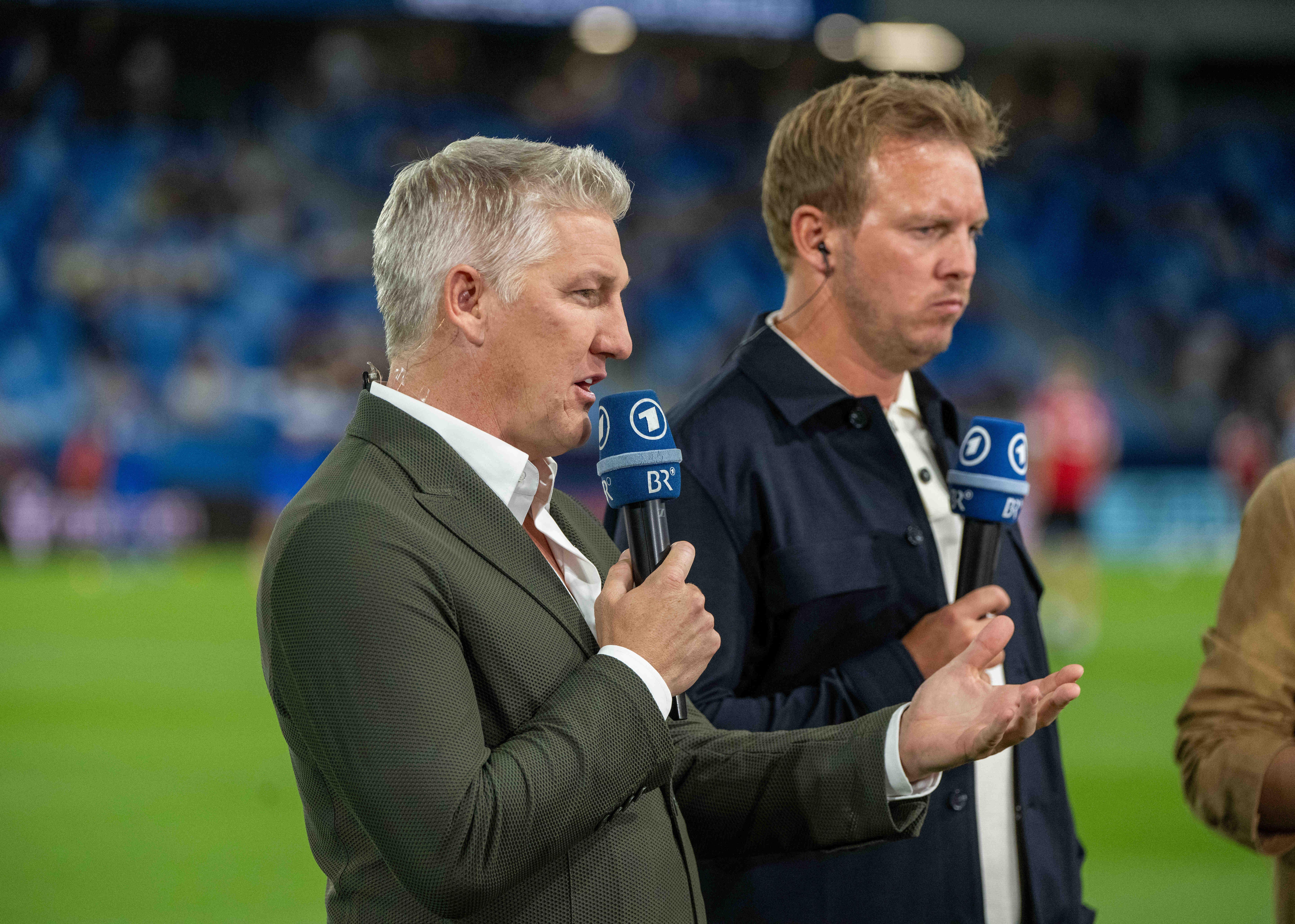 Bastian Schweinsteiger (l.) und Bundestrainer Julian Nagelsmann