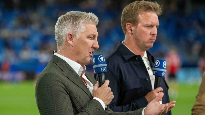 Bastian Schweinsteiger (l.) und Bundestrainer Julian Nagelsmann | Bild: picture-alliance/dpa Bastian Schweinsteiger (l.) und Bundestrainer Julian Nagelsmann