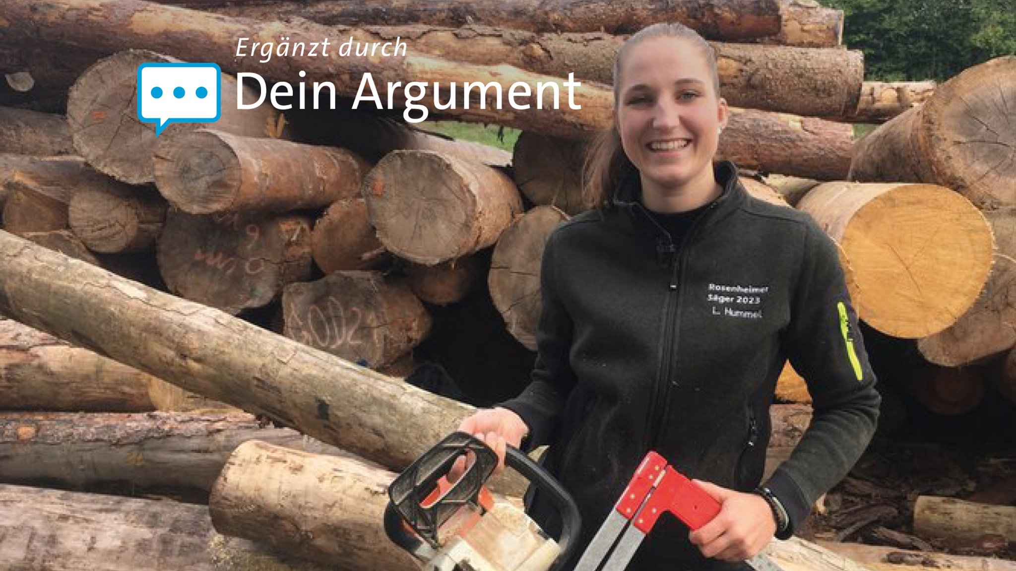 Luisa Hummel mit zwei Holzwerkzeugen vor einem Stapel mit Holzstämmen