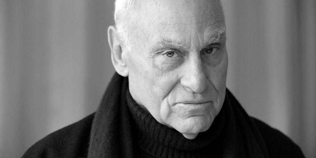 Der US-Künstler Richard Serra bei der Einweihung seines Werks "Slat" in La Defense bei Paris.