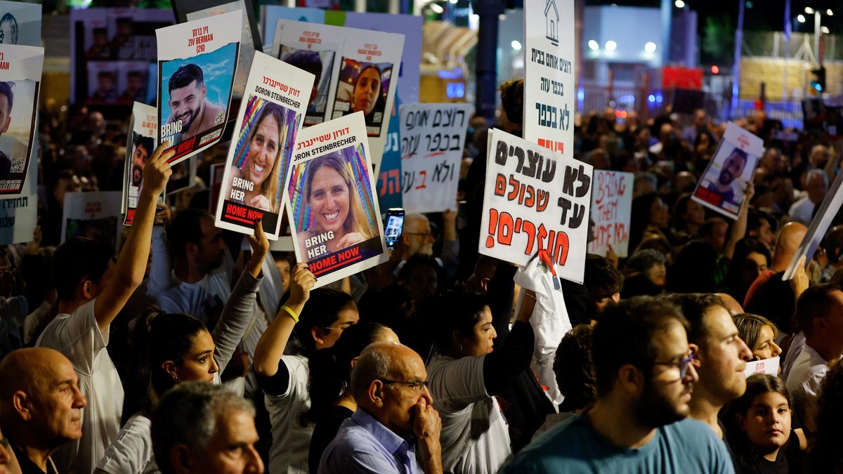 Menschen in Tel Aviv warten auf Geisel-Freilassung