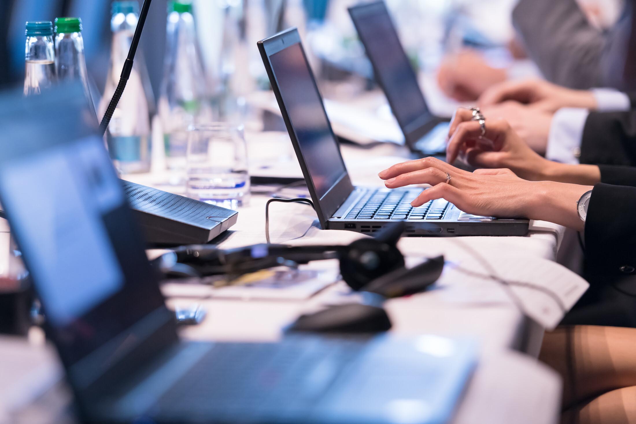 (Symbolbild) Mehrere Menschen arbeiten an Laptops