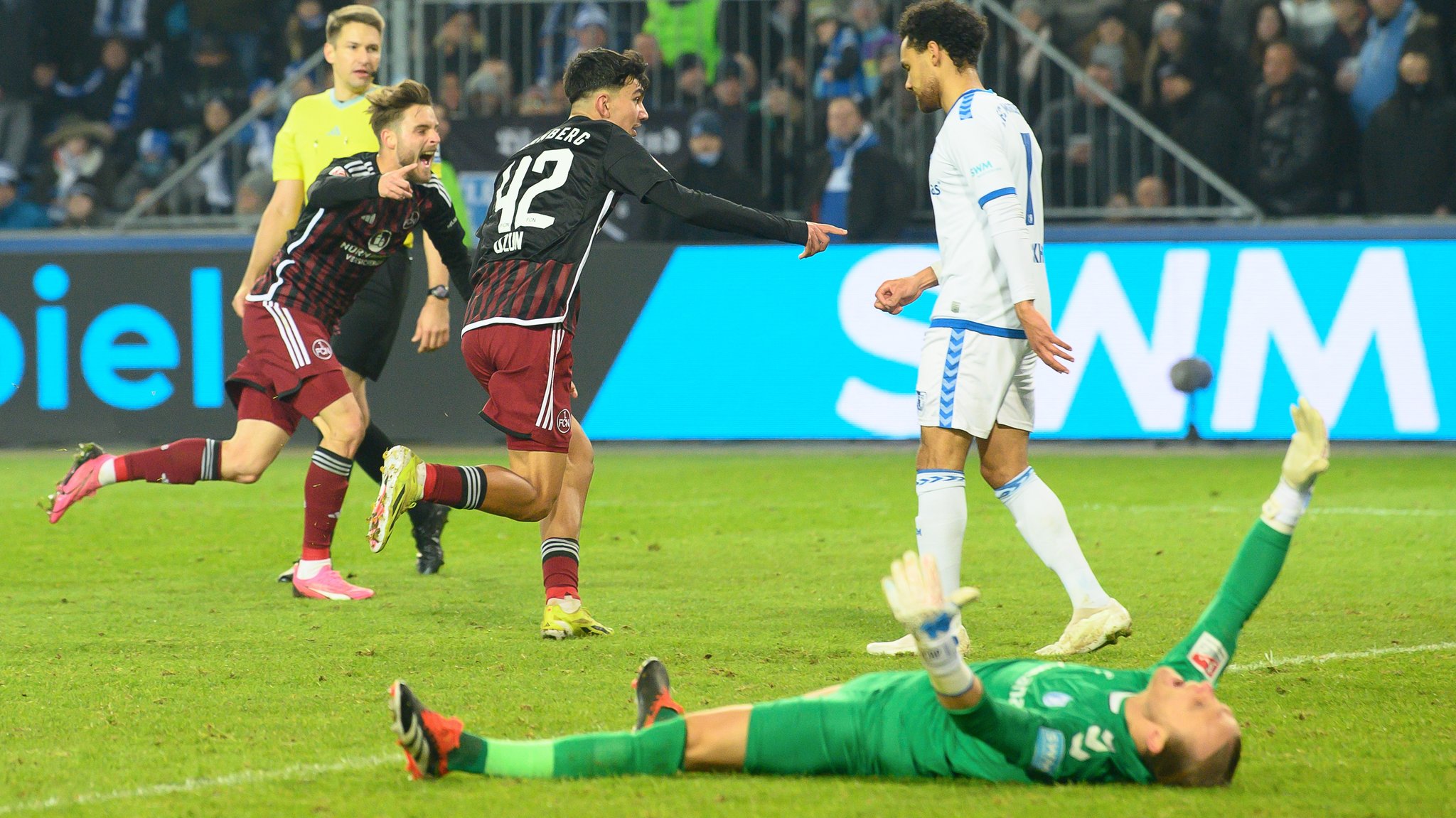 Can Uzun trifft erneut - Nürnberg feiert das 1:0 beim 1. FC Magdeburg | Bild: picture-alliance/dpa Can Uzun trifft erneut - Nürnberg feiert das 1:0 beim 1. FC Magdeburg