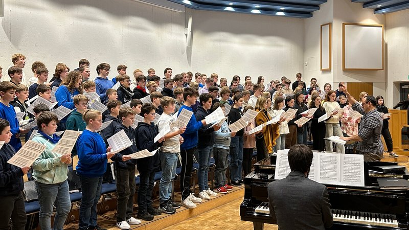 120 Kinder und Jugendliche singen gemeinsam: zwei Chöre aus Kiew sind bei den Windsbacher Sängerknabenzu Besuch. | Bild: BR / Ulrike Lefherz 120 Kinder und Jugendliche singen gemeinsam: zwei Chöre aus Kiew sind bei den Windsbacher Sängerknabenzu Besuch.