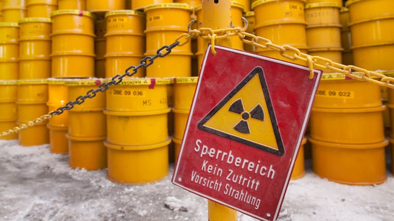 Atommüll-Fässer | Bild: picture alliance / ASSOCIATED PRESS | Eckehard Schulz Atommüll-Fässer