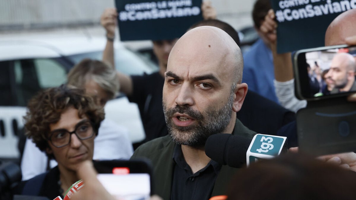  Der italienische Schriftsteller Roberto Saviano umringt von Journalisten