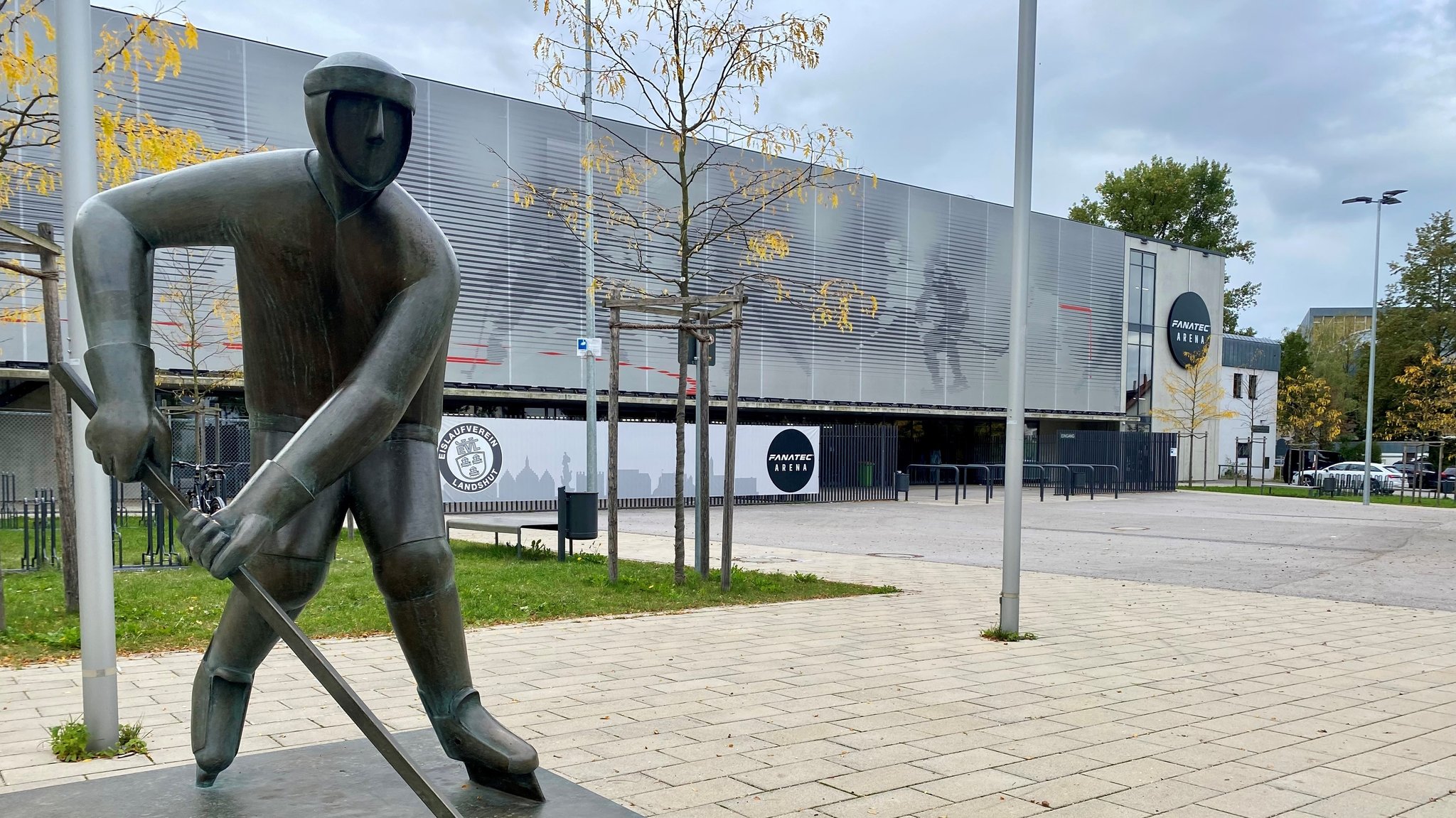 Die Landshuter Fanatec-Arena von außen. Hier findet der Deutschland Cup statt. 