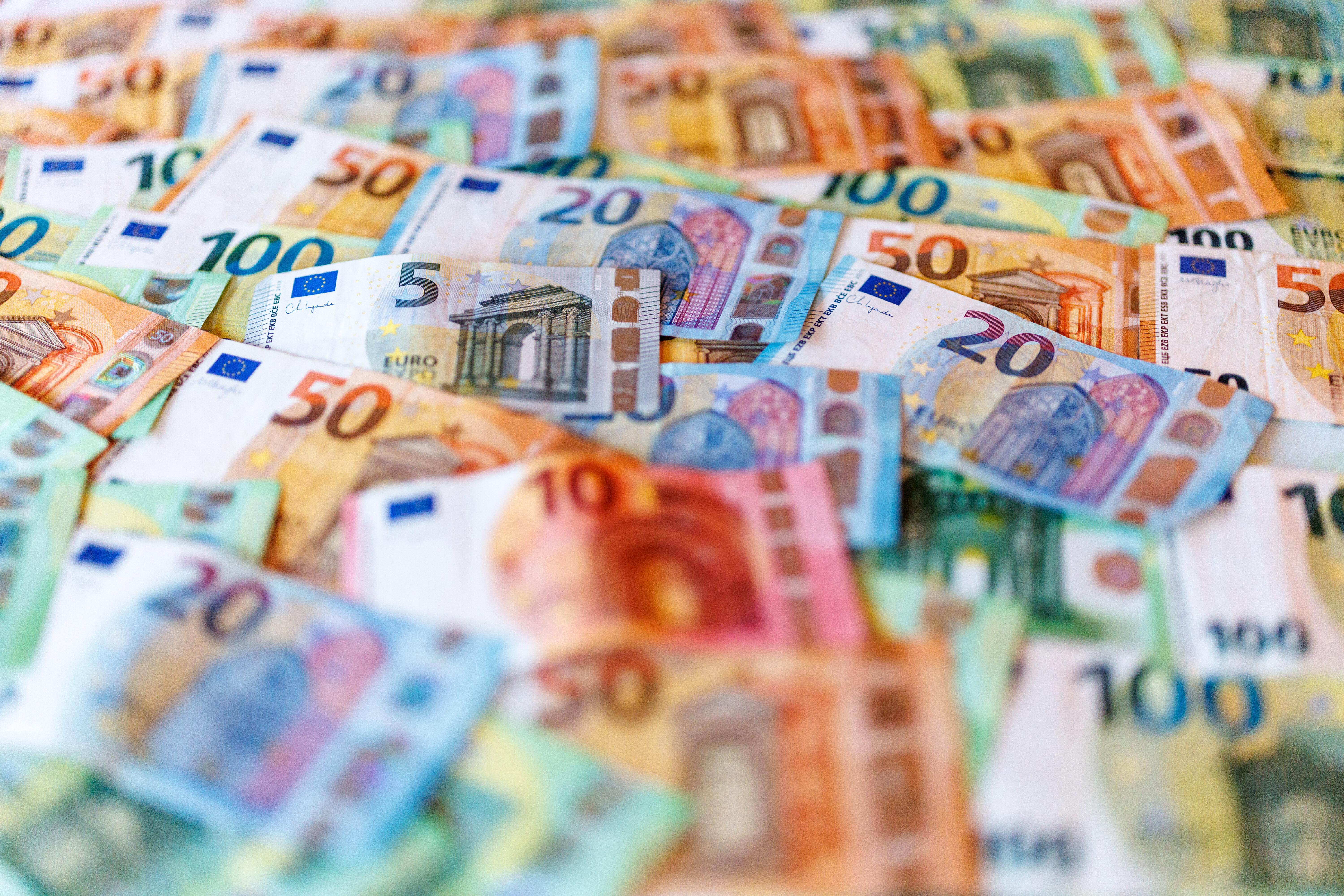 Geldscheine auf einem Tisch (Symbolbild).